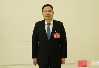 两会热点:35岁职业“门槛”如何平衡?