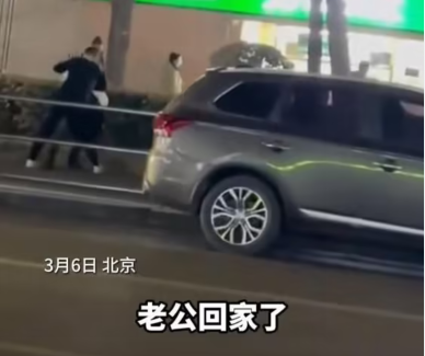 两男子起冲突,双方妻子平息肢体升级