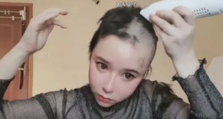 女主播被粉丝要求剃掉头发，打赏18万