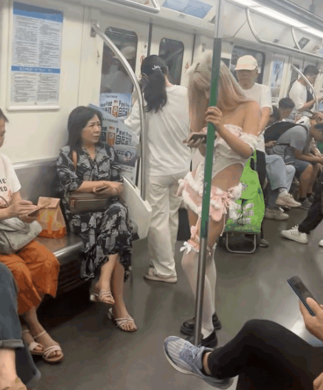 女子打扮另类坐地铁，网友：像穿的情趣衣