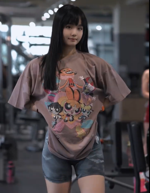 上海会所：女健身达人秀身材