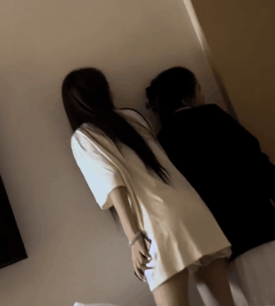 酒店听房师:俩女生八卦隔壁