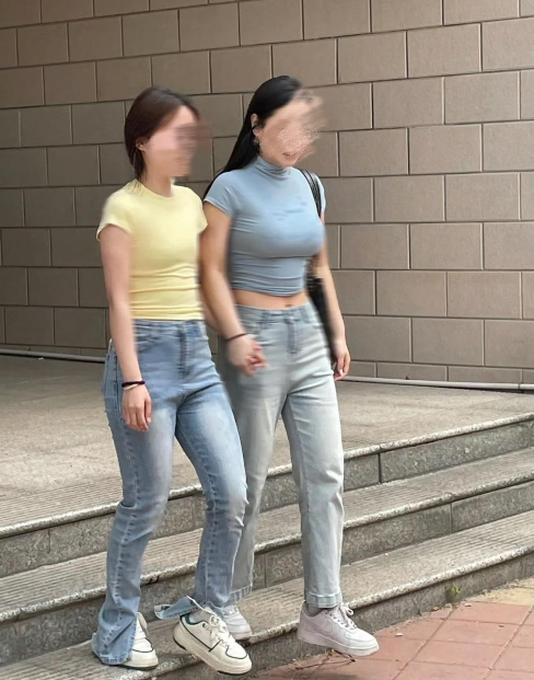 上海外滩：同样是年轻女性，相差却如此悬殊