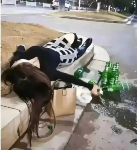 女子醉倒街头不省人事被发现