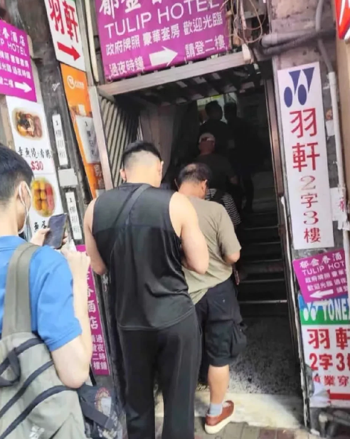 香港楼凤店，客人排队体验