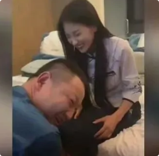反转为主，男子足疗店花钱为技师洗脚