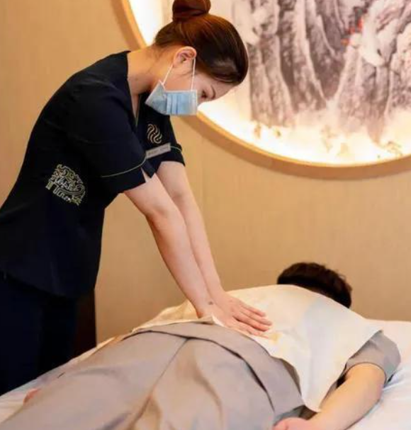按摩房里的扎心对话：道出生活的辛酸
