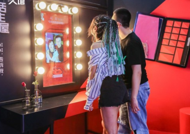 恋爱体验馆的背后：擦边永不过时