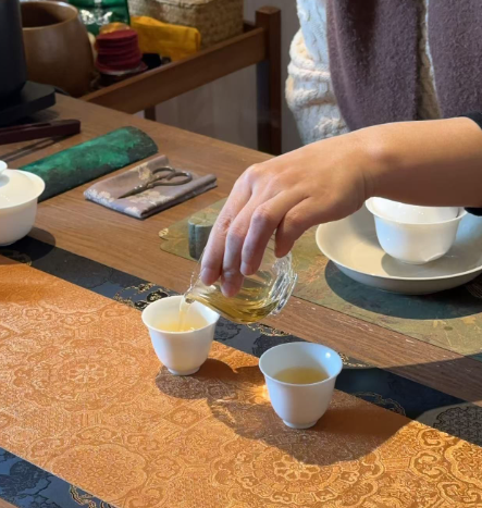 夜上海品茶：一杯茶里的都市故事