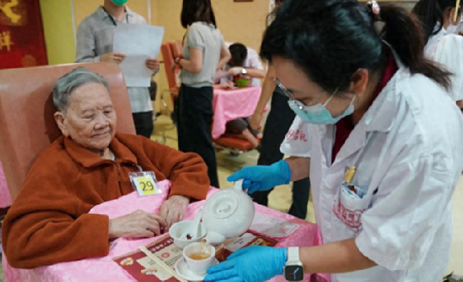 上海社区风潮：中老年人流行的“品茶式健康管理”