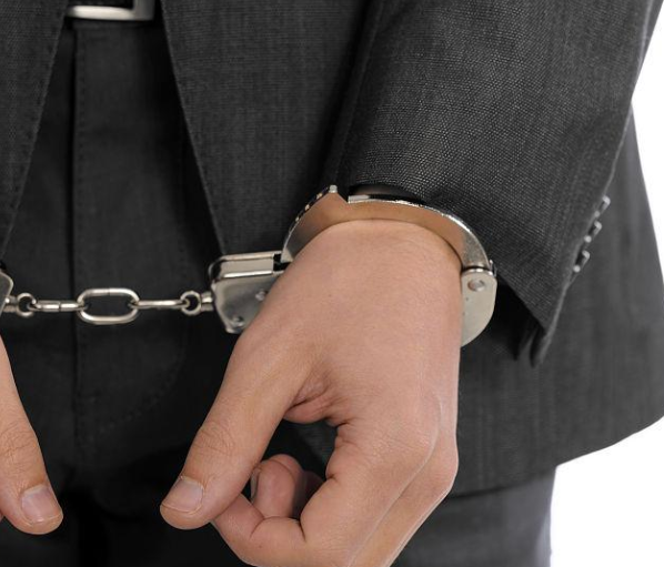 上海品茶被端，男子无意冒犯却被拘留5日