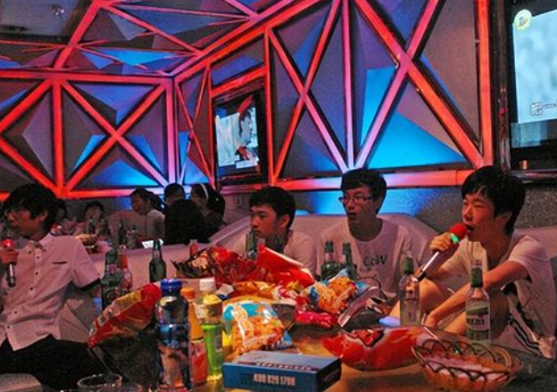 同事一起去KTV，AA还是轮流请客？